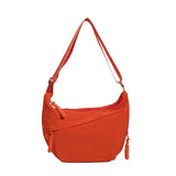 Sac bandoulière 'Dumpling' orange vif, vue de face sur fond blanc
