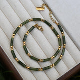 Collier Ras du Cou Élégant en Perles Tubulaires et Pierres Naturelles