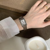 Montre femme avec bracelet en cuir tressé et cadran doré