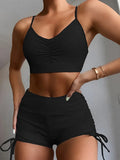 Gros plan sur le cordon de serrage du bikini short
