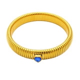 Bracelet jonc serpent en acier inoxydable porté sur un poignet féminin