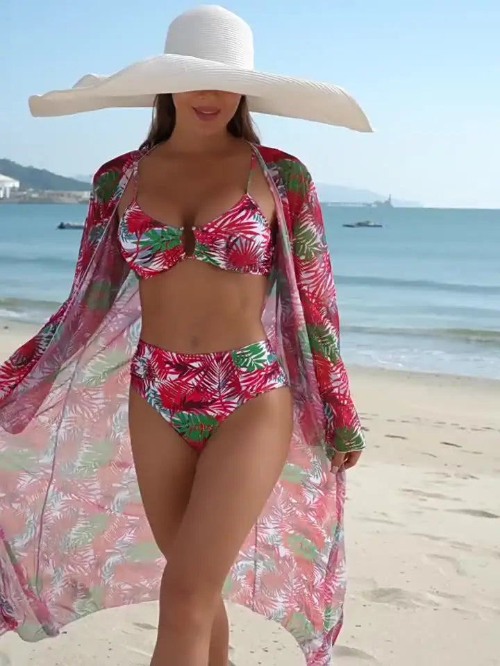 Femme élégante en maillot de bain 3 pièces imprimé rouge et vert avec kimono assorti sur la plage