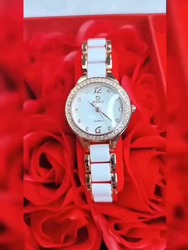 Montre quartz femme luxe avec bracelet blanc céramique et acier doré rose, cadran blanc et strass scintillants, sur fond de roses rouges