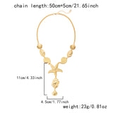 Collier bohème doré avec étoiles de mer et coquillages, gros plan sur les détails des pendentifs