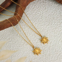 Collier Médiéval en Acier Inoxydable Plaqué Or avec Pendentif Soleil