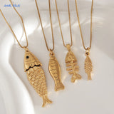 Ensemble de quatre colliers dorés avec pendentifs poissons de tailles variées