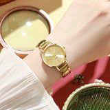 Montre femme dorée, cadran simple avec index et chiffre 12