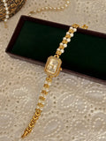 Montre bracelet perles et or pour femme dans son écrin, vue de dessus