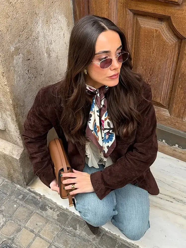 Elegante abrigo de ante con cuello de solapa y bolsillos