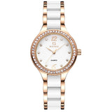 Montre quartz femme bracelet bicolore noir et argenté, cadran noir index 12 et strass, vue de face sur fond blanc