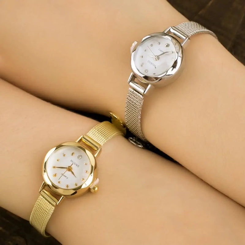 Montre femme élégante bracelet maille dorée et argentée sur poignets