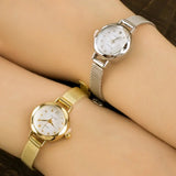 Montre femme élégante bracelet maille dorée et argentée sur poignets
