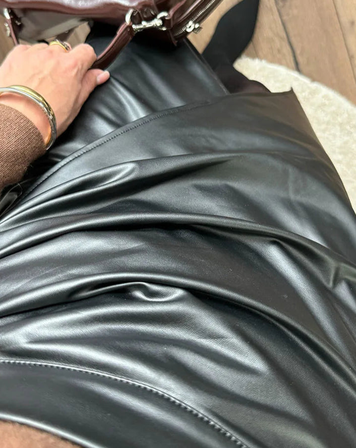 Jupe Midi Fendue en Simili Cuir Élegante