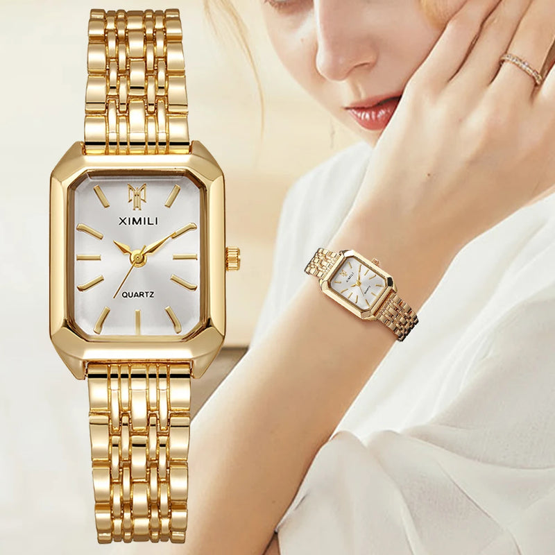 Montre rectangle dorée pour femme avec cadran blanc, portée au poignet