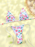 Gros plan d'un bikini triangle avec motif abstrait coloré, liens à nouer