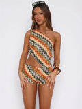 Mannequin portant l'ensemble bohème tricot avec top asymétrique et short imprimé, vue de face