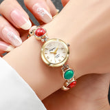 Montre femme élégante bracelet perles colorées vertes et rouges portée au poignet