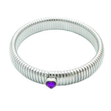 Gros plan sur la finition acier poli du bracelet jonc serpent