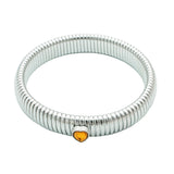 Bracelet jonc serpent en acier inoxydable, texture détaillée, vue de face
