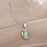 Collier doré avec pendentif ovale en pierre opale bleu ciel