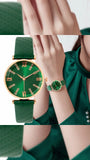 Montre femme quartz bracelet cuir vert avec cadran chiffres romains et strass, portée sur un poignet