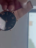 Montre femme élégante rose gold avec cadran noir et bracelet maille milanaise