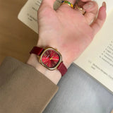 Montre carrée vintage femme avec bracelet en cuir noir et cadran argenté, vue de face