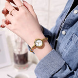 Montre bracelet dorée avec cadran blanc à chiffres arabes