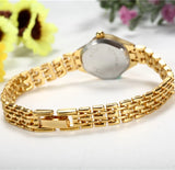 Montre bracelet femme argentée, vue de côté du boîtier et de la couronne