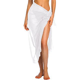 Gros plan d'une femme portant un sarong rouge transparent à la plage