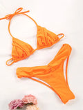 Bikini triangle plissé orange vif posé à plat avec fleurs