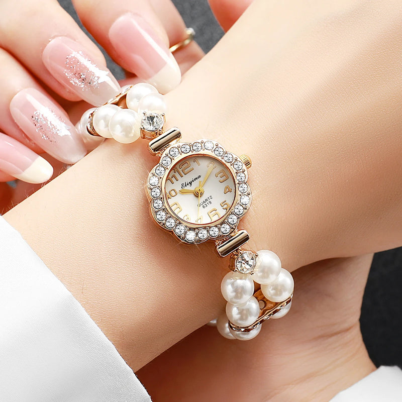 Montre femme élégante avec bracelet en perles et cadran doré serti de strass, portée au poignet.