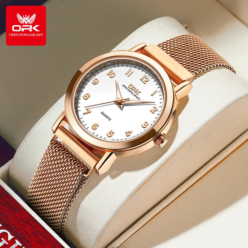 Gros plan montre femme OPK rose doré avec bracelet maille acier inoxydable et cadran blanc