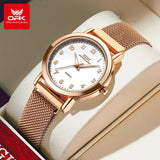 Montre femme élégante maille milanaise rose doré, cadran blanc avec chiffres arabes, gros plan
