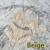 Ensemble de bikini en crochet beige avec franges, vue à plat sur fond gris