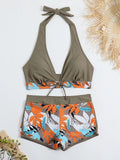 Ensemble bikini halter kaki et short imprimé feuilles oranges et bleues