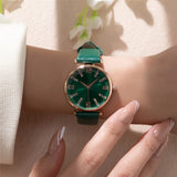 Détail du cadran de la montre femme avec chiffres romains et petits strass brillants