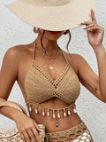 Vue de face d'un haut de bikini en crochet kaki avec liens halter et coquillages