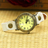 Montre vintage bohème en cuir blanc avec cadran à chiffres romains et aiguilles noires