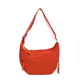 Sac bandoulière 'Dumpling' porté par une femme, illustration de la taille