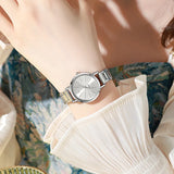 Vue rapprochée montre femme élégante dorée au poignet
