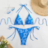 Vue détaillée du bas de bikini nouable, imprimé fleur d'hibiscus, coupe échancrée