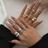 Set de 6 bagues irrégulières dorées et argentées sur les mains avec ongles longs