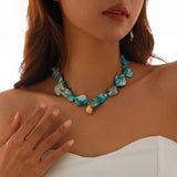 Collier bohème avec perles carrées oranges et pendentif perle baroque, vue rapprochée