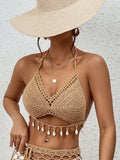 Modèle portant un haut de bikini crochet et un chapeau de paille pour un look estival