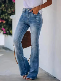 Jeans évasés en denim pour femmes, taille haute et effet amincissant.