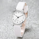 Montre femme quartz bracelet cuir noir cadran chiffres arabes argenté vue de dessus