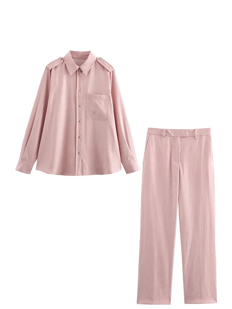 Conjunto elegante de mujer en rosa con camisa de cuello vuelto y pantalones de cintura alta