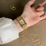 Montre femme élégante avec bracelet en cuir marron et cadran doré