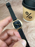 Zoom sur le cadran doré de la montre femme Naidu, élégance minimaliste